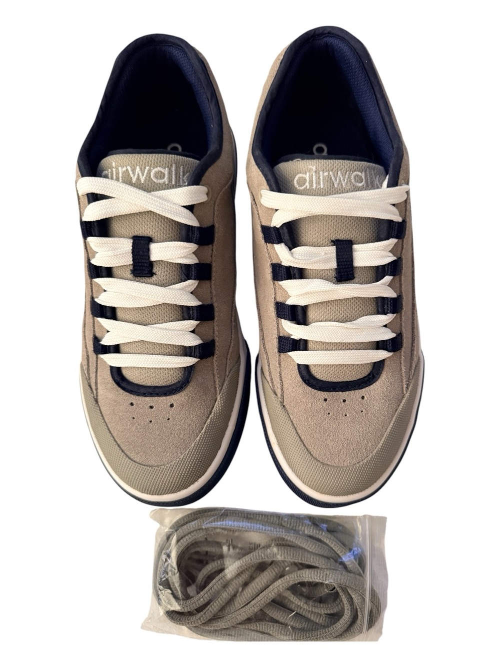 Airwalk boys/men grey & Navy leather Sneakers w/ grey or white laces. Casual sz5